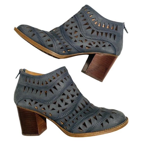 Sofft Westwood II Laser-Cut Ankle Boots Denim Blue Suede Upper Chunky Heels Sz 8 - Picture 5 of 11
